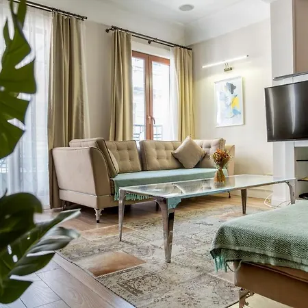 Spacious Apartment, 1-min To Taksim Square Apartmán