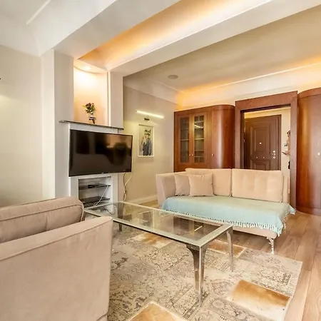 Spacious Apartment, 1-min To Taksim Square