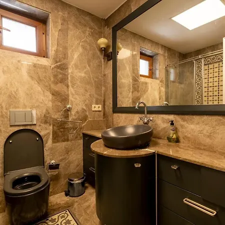 Spacious Apartment, 1-min To Taksim Square Daire