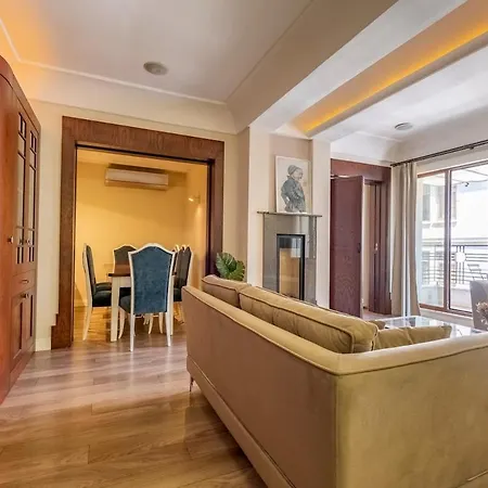 Spacious Apartment, 1-min To Taksim Square *